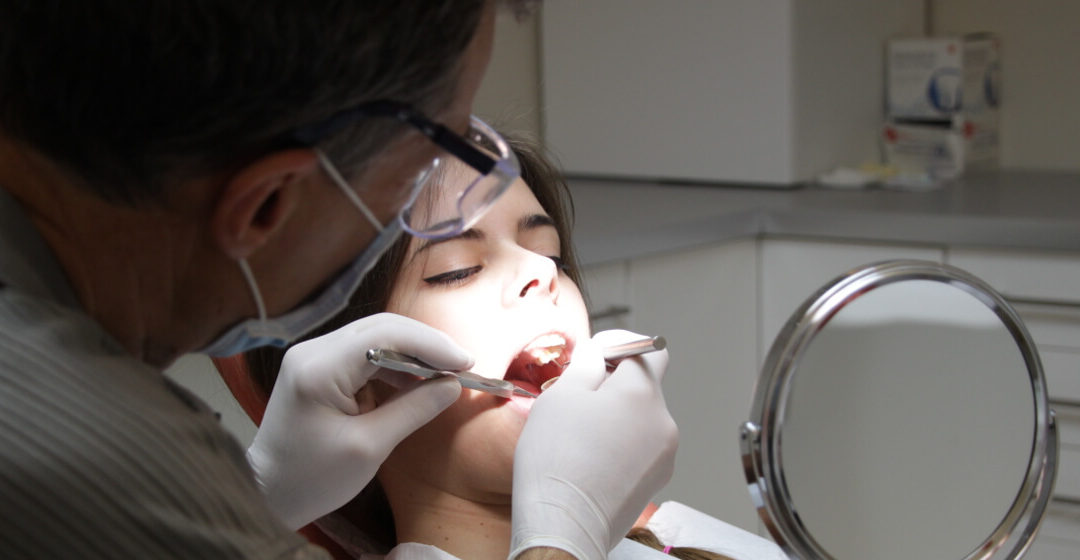 Nachsorge und Pflege bei Zahnersatz